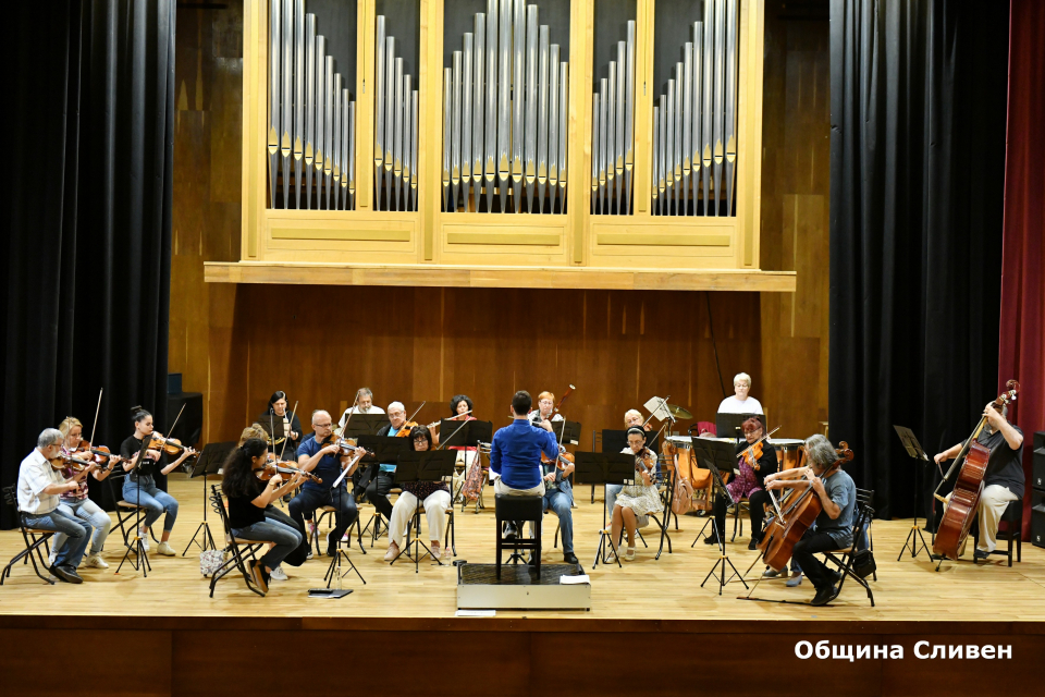 Следвайки наложената си линия и почерк, Сливенският симфоничен оркестър подготвя за публиката разнообразен и изпълнен с класическа естетика нов творчески...